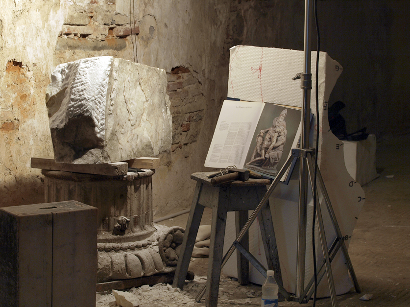 Preparazione di un blocco di marmo da utilizzare in una scena della “docufiction” su Michelangelo